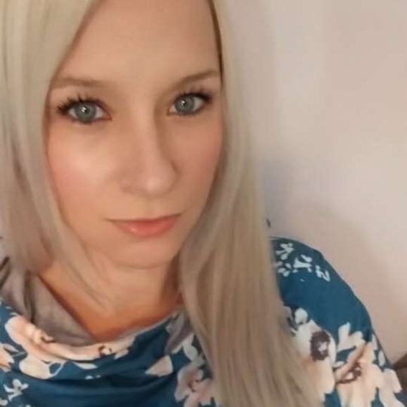 Meet your Posher, Julie - Picture 1 of 1